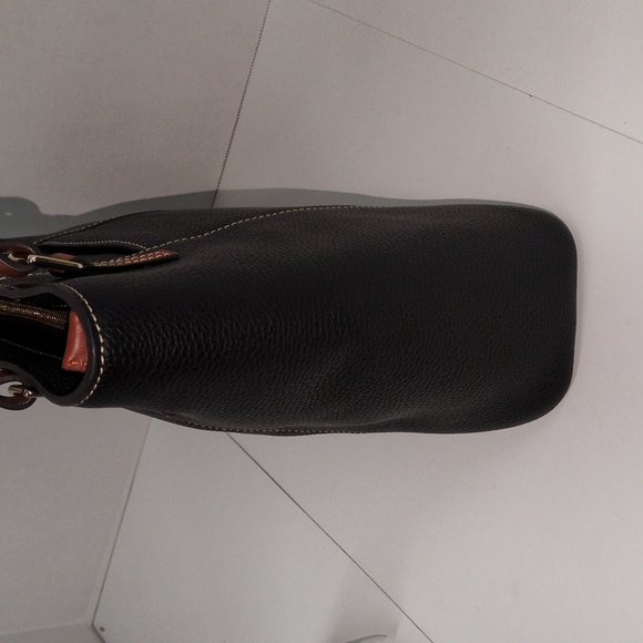 Pebbled Black Dooney & Bourke Learher Tote Red Lining - Picture 16 of 17